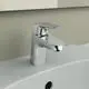 Waschtischarmatur aus Chrom von Ideal Standard, mit einem Hebel für die Wassersteuerung, installiert auf einer weißen Oberfläche neben einem Becken.